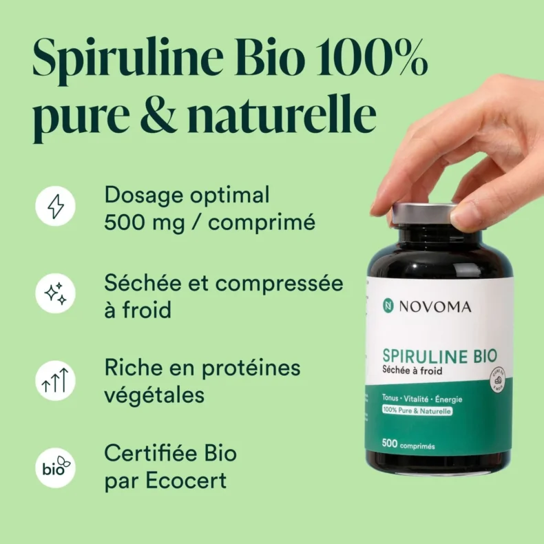Flacon de Spiruline Bio Novoma tenu en main, 500 mg par comprimé, séchée à froid et certifiée bio par Ecocert
