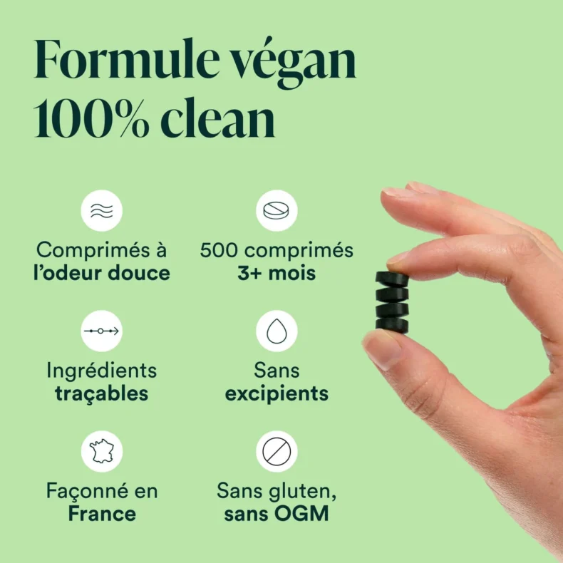 Comprimés de Spiruline Bio Novoma empilés entre deux doigts, formule végan, 500 comprimés pour plus de 3 mois